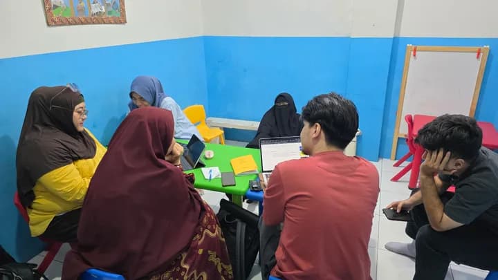 Kegiatan kelompok orang tua dan remaja di meja hijau