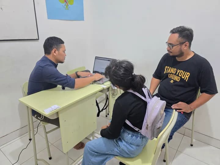 Dua sesi pemeriksaan berlangsung di meja terpisah dalam satu ruangan