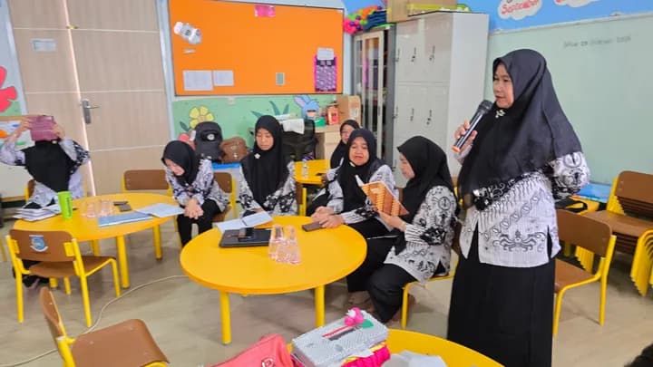 Anak-anak dan pendamping beraktivitas di ruang kelas berwarna cerah