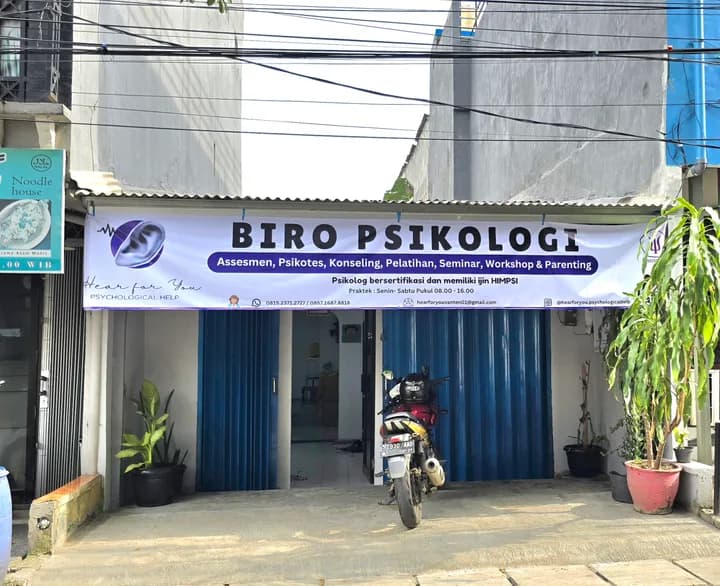 Tampak depan kantor dengan papan nama biro psikologi di deretan ruko