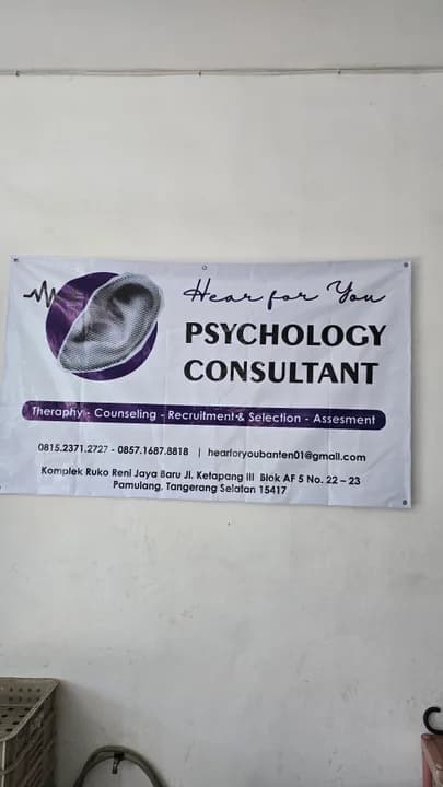 Spanduk berdiri Hear For You Psychology Consultant di ruang kantor