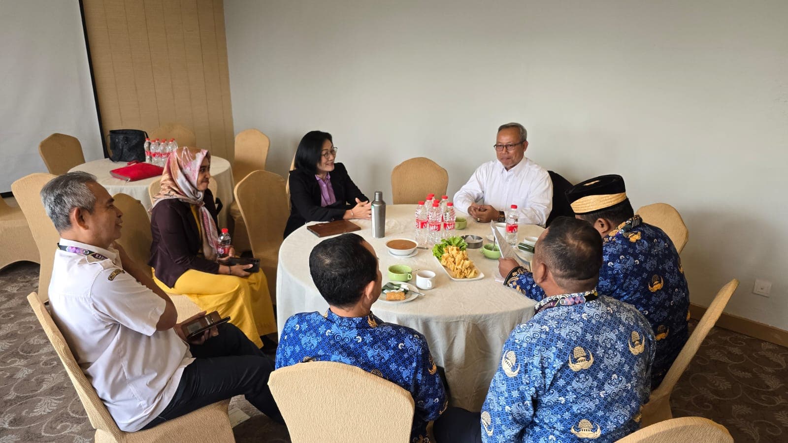 Peserta duduk di meja bundar selama kegiatan bersama Dinas Pendidikan