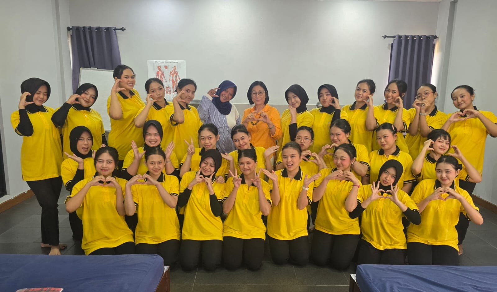 Peserta seminar The Professional Therapist berfoto bersama
