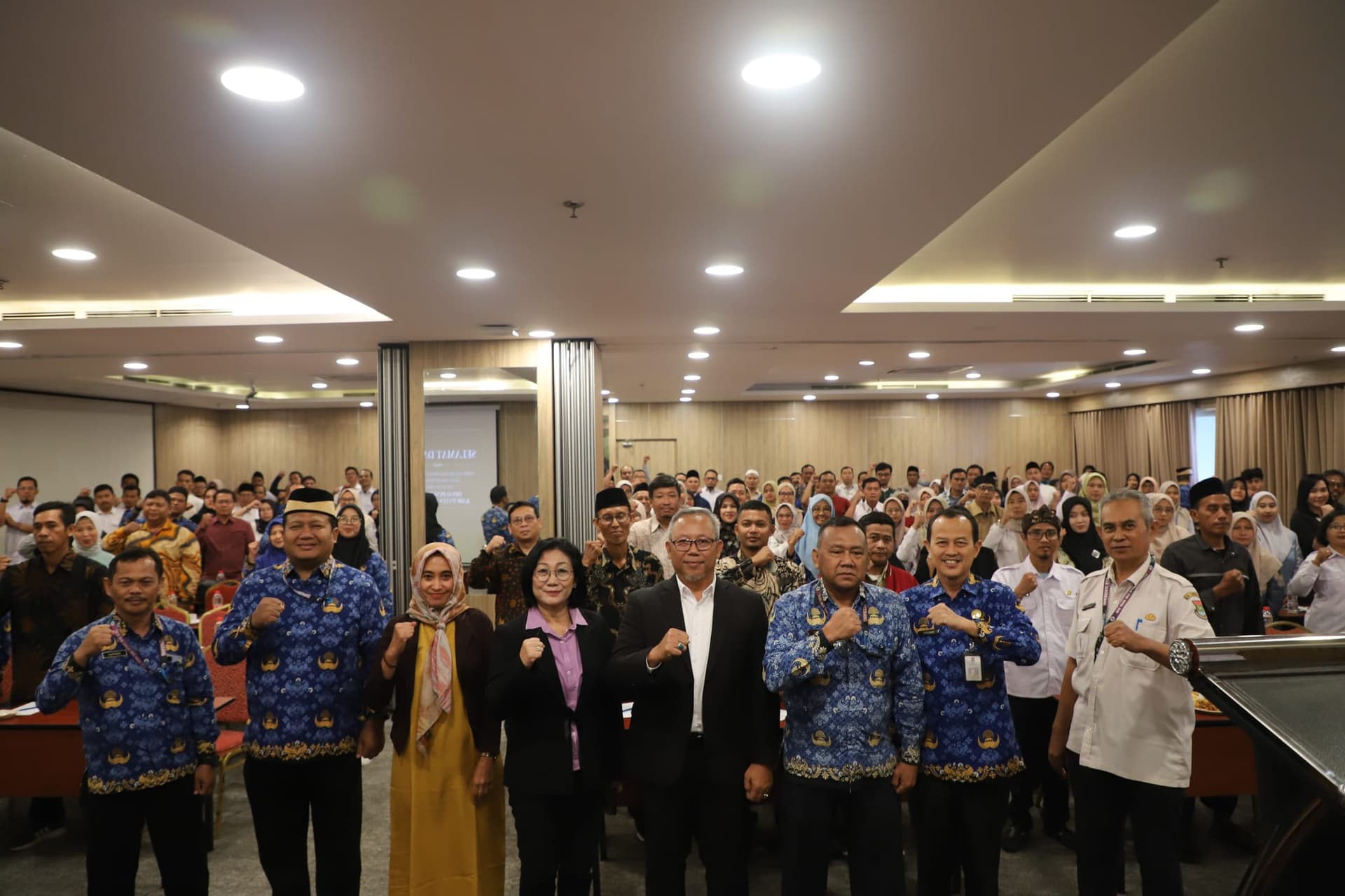 Peserta kegiatan Dinas Pendidikan Kabupaten Tangerang berfoto bersama di aula