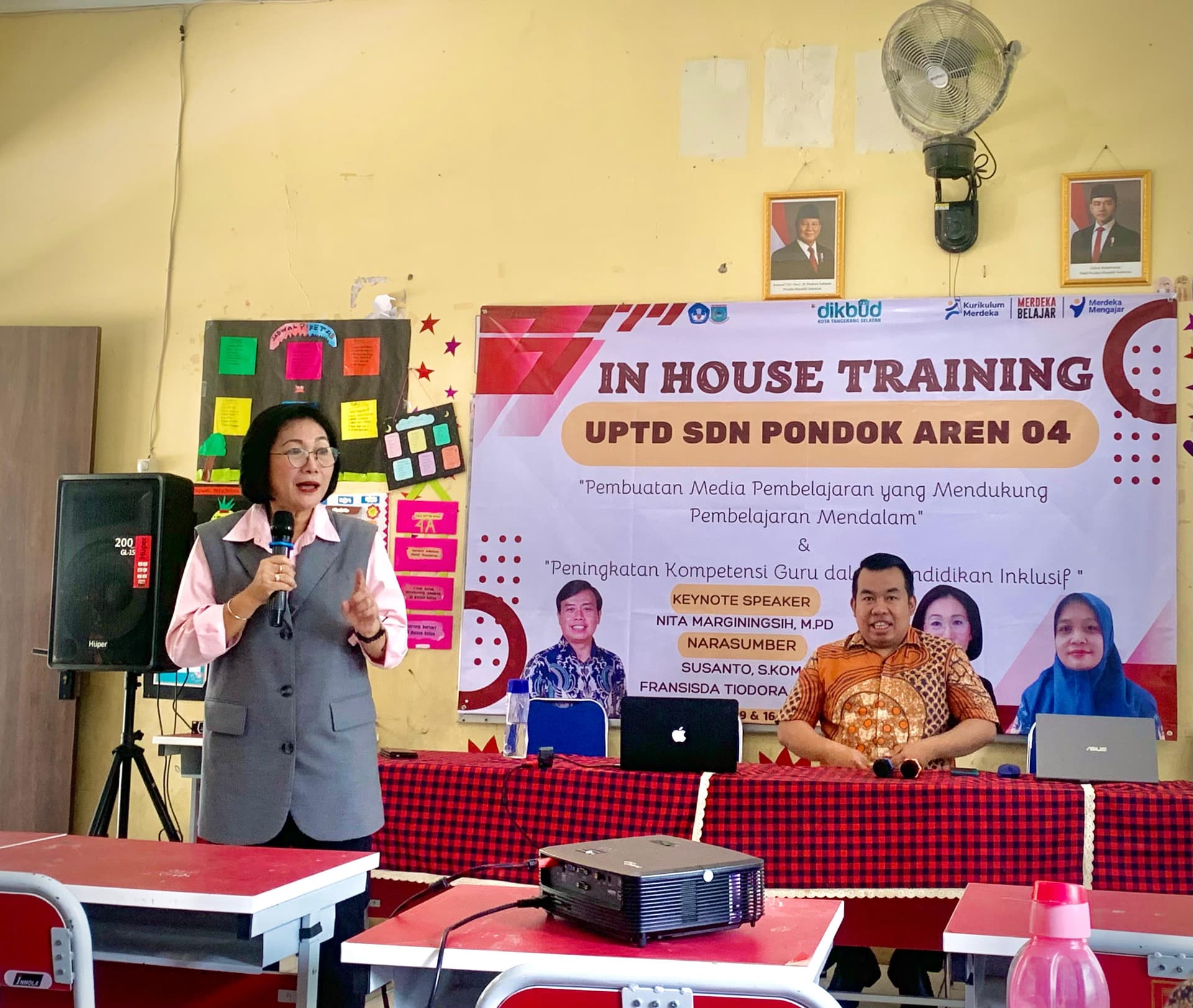Narasumber berbicara di depan spanduk In House Training UPTD SDN Pondok Aren 04