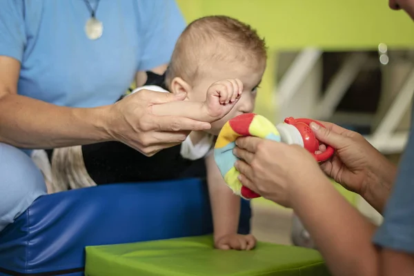 Orangtua merawat anak cerebral palsy